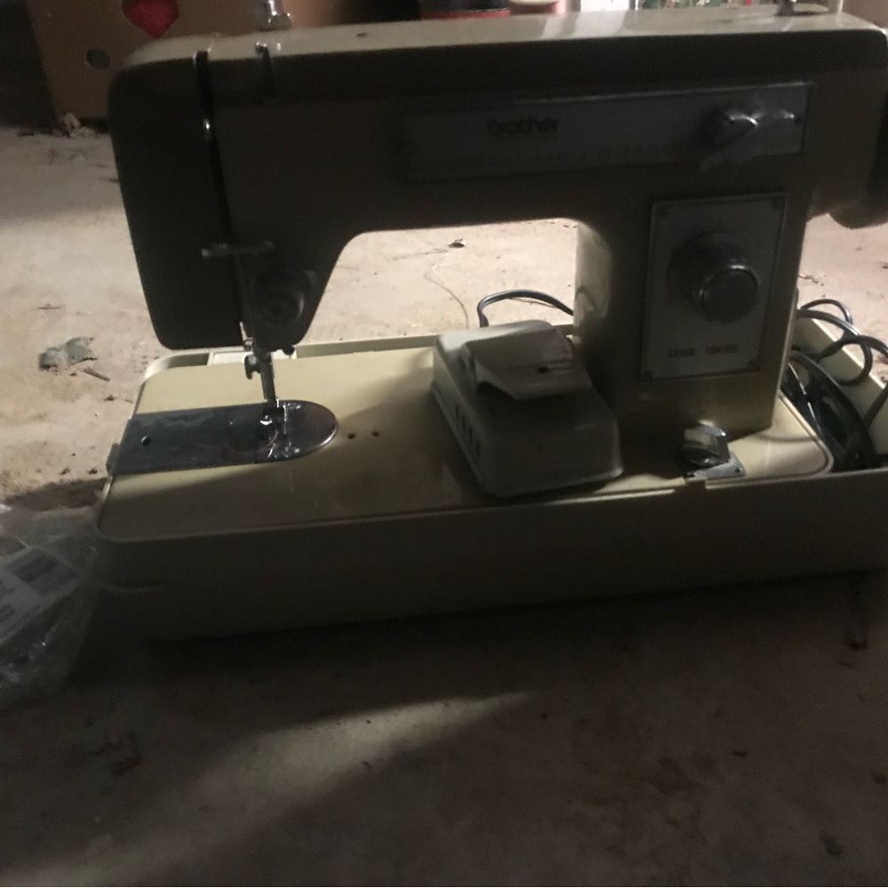 Brother sewing machine - Picture 2 of 3
